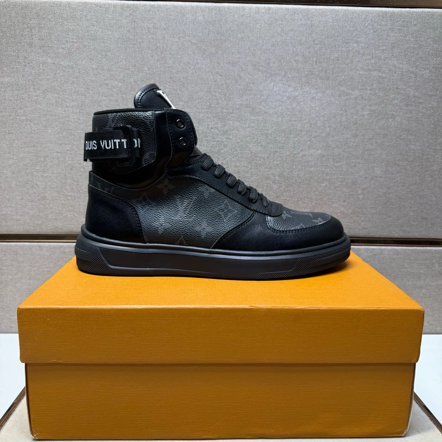 ⬛️Men's shoes 💰p420 [LV～] Men's high-top casual shoes 2025z cabinet sales simultaneously 🔶Size: 38-44 #️⃣ 🔷2 colors🔜The upper is made of multi-material splicing➕Mesh lining, comfortable and breathable, sole: original comfortable and wear-resistant outsole, ⚠️real thing📱photographed🎬real thing is better📢📢📢